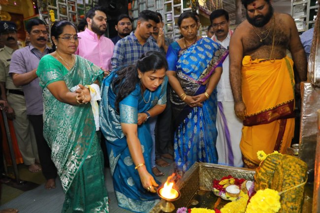 మంత్రికి పూర్ణ కుంభంతో స్వాగతం పలికిన అధికారులు