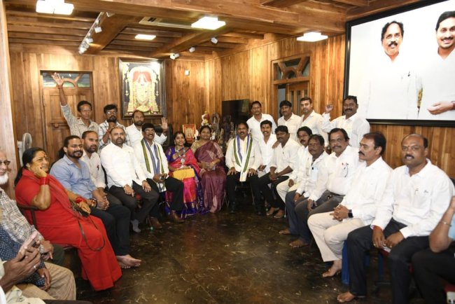 దక్షిణంలో ఘనంగా జగనన్న జన్మదిన వేడుకలు    పలు సేవా కార్యక్రమాలకు హాజరైన మాజీ ఎమ్మెల్యే వాసుపల్లి