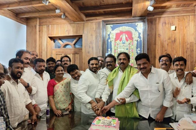 దక్షిణ వైసిపి కార్యాలయంలో క్రిస్మస్ వేడుకలు    కేక్ కటింగ్ చేసి శుభాకాంక్షలు తెలియజేసిన వాసుపల్లి గణేష్ కుమార్