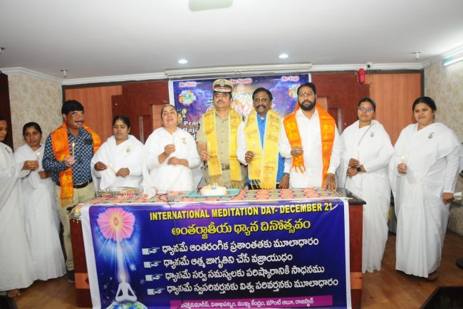 బ్రహ్మకుమారీస్‌ సేవలు ప్రశంసనీయం    క్రిస్మస్‌  నూతన సంవత్సర వేడుకల్లో సీపీ శంఖబ్రతబాగ్చీ