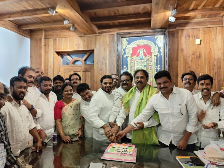 దక్షిణ వైసిపి కార్యాలయంలో క్రిస్మస్ వేడుకలు    కేక్ కటింగ్ చేసి శుభాకాంక్షలు తెలియజేసిన వాసుపల్లి గణేష్ కుమార్