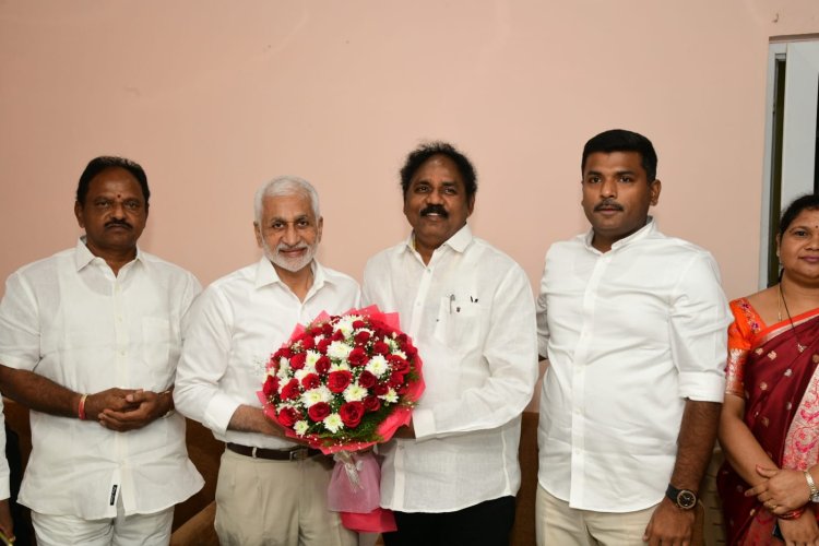 విజయసాయి రెడ్డినీ కలిసిన   వాసుపల్లి