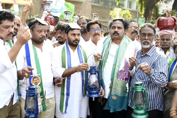 లాంతర్లు.. నెత్తిన విద్యుత్ బలుపులు పెట్టుకుని వినూత్న నిరసన      పెంచిన విద్యుత్ చార్జీలపై "దక్షిణ వైఎస్ఆర్సిపి " పోరుబాట