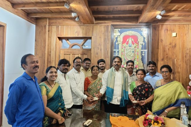 కిడ్నీ బాధితులకు వాసుపల్లి 10,000 ఆర్థిక సాయం     మాజీ ఎమ్మెల్యే వాసుపల్లి గణేష్ కుమార్