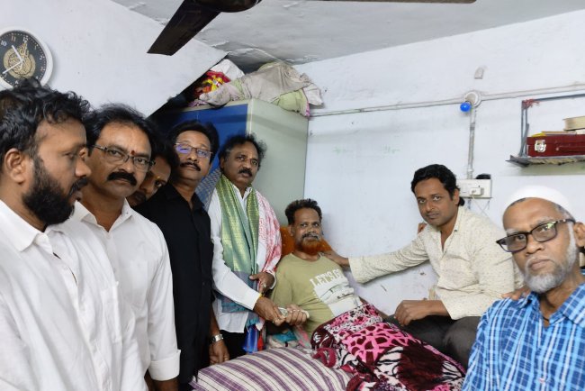 వైసిపి దక్షణ ముస్లిం నేతకు అండగా "వాసుపల్లి"  క్యాన్సర్ మందుల ఖర్చులకు రూ.10,000 సాయం.