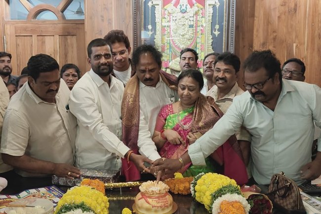 వివాహ వార్షికోత్సవ వేడుకల్లో మీడియాతో మాట్లాడిన వాసుపల్లి