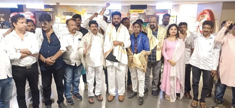 ప్రజా ఉద్యమాలు.. త్యాగాలే   ఉక్కు సత్యాగ్రహం చిత్రానికి ప్రేరణ  ప్రయివేటీకరణ ఆగకపోతే  ప్రజలతో కలిసి పాదయాత్ర  విశాఖ ఉక్కు ఆంధ్రుల హక్కు  నినాదంతో మారు మోగిన