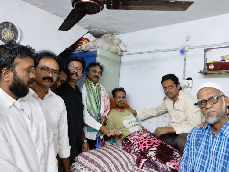 వైసిపి దక్షణ ముస్లిం నేతకు అండగా "వాసుపల్లి"  క్యాన్సర్ మందుల ఖర్చులకు రూ.10,000 సాయం.