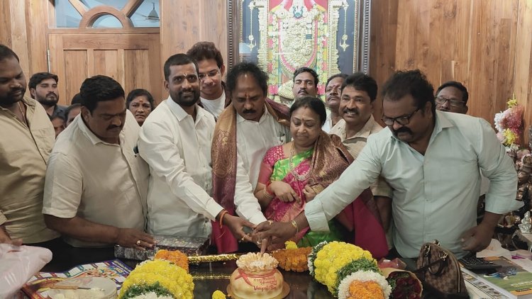 వివాహ వార్షికోత్సవ వేడుకల్లో మీడియాతో మాట్లాడిన వాసుపల్లి