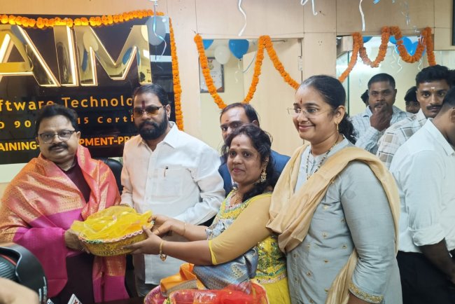 ఉన్నత విద్యతో యువతకు అపార ఉపాధి అవకాశాలు . స్వశక్తితో ముందుకు సాగితే అన్ని విజయాలే* *ఎయిమ్  సాఫ్ట్ వేర్  ప్రారంభించిన ఎమ్మెల్యే వంశీకృష్ణ శ్రీనివాస్, శివ శంకర్*