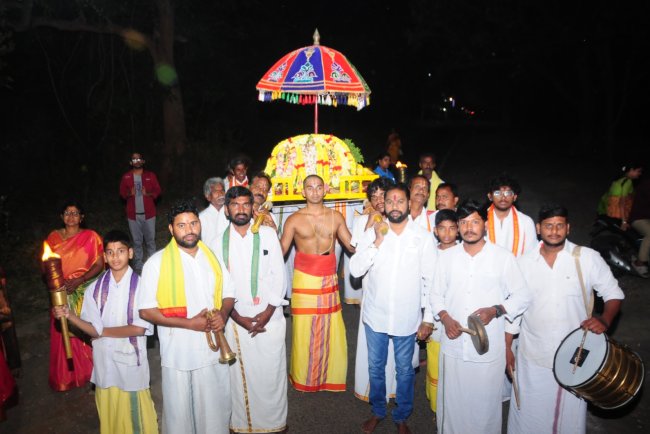 వైభవంగా మాధవస్వామి, వేణుగోపాలస్వామి కళ్యాణ మహోత్సవాలు ఘనంగా గ్రామ తిరువీధి