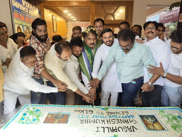 వాసుపల్లి" కార్యాలయంలో సందడే సందడి  దక్షిణ వైసీపీ శ్రేణుల్లో పుట్టినరోజు పండగ హేళ...  అభిమానులు, యువతతో కలిసి రక్తదానం చేసిన వాసుపల్లి...