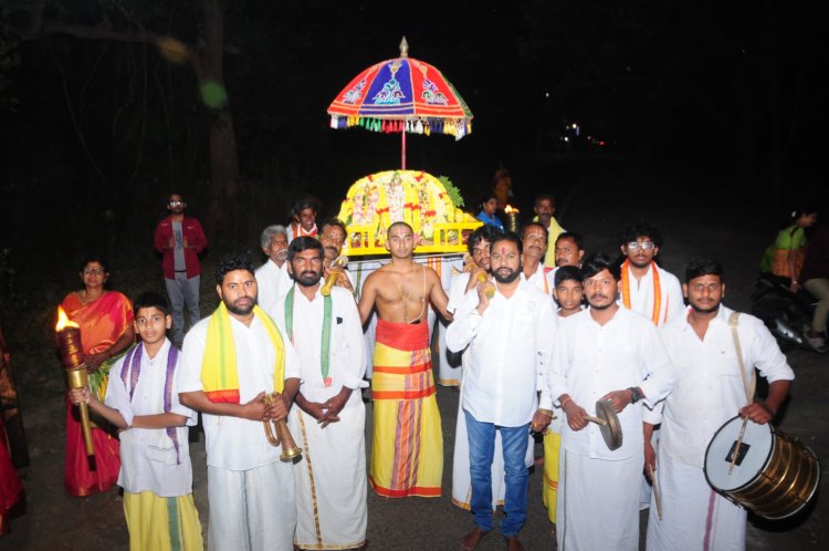 వైభవంగా మాధవస్వామి, వేణుగోపాలస్వామి కళ్యాణ మహోత్సవాలు ఘనంగా గ్రామ తిరువీధి