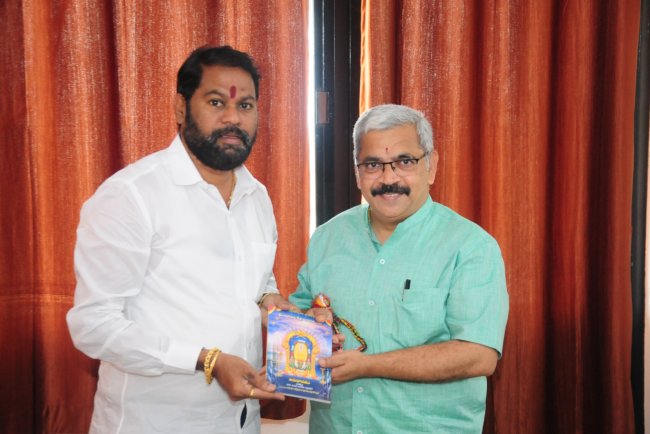 ఏయూ వీసీని మర్యాదపూర్వకంగా కలిసిన గంట్ల అప్పన్న క్షేత్ర మహోత్యము పుస్తకం బహాకరణ