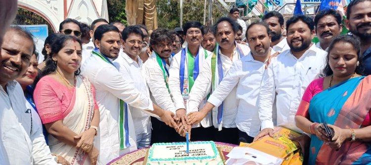 చంద్రబాబు, పవన్ కళ్యాణ్ చేష్టలకు ప్రజలే బుద్ధి చెబుతారు  -దక్షిణ నియోజకవర్గంలో ఘనంగా "వైసీపీ ఆవిర్భావ దినోత్సవం  వైయస్సార్ విగ్రహానికి నివాళులర్పించిన ఎమ్మెల్యే వాసుపల్లి గణేష్ కుమార్