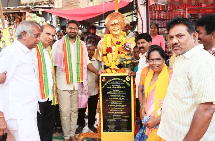 విశాఖ దక్షిణ నియోజకవర్గం  36 వార్డు పరిధి లో ఉన్న పూర్ణమార్కేట్ దగ్గర ఘనంగా తెలుగుదేశం పార్టీ ఆవిర్భావ దినోత్సవం వేడుకలు