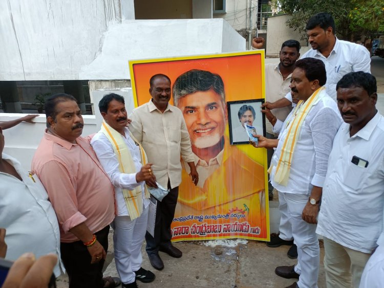 చంద్రబాబు, పవన్ చిత్రపటాలకు మత్స్యకారుల పాలాభిషేకం