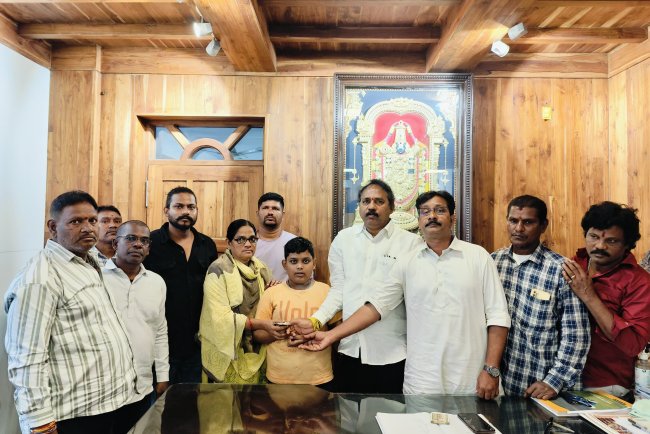 *ముస్లిం బాలుడి ఫీజుకోసం వాసుపల్లి రూ. 5000 సాయం*   * *వైఎస్ఆర్సిపి ప్రభుత్వంలో 1,70,467 మందికి అJమ్మవడి వచ్చింది*.   *  *తల్లికి వందనం లక్షకు పైగా అనర్హులు చేశారు*!   * *మాజీ ఎమ్మెల్యే వాసుపల్లి గణేష్ కుమార్*