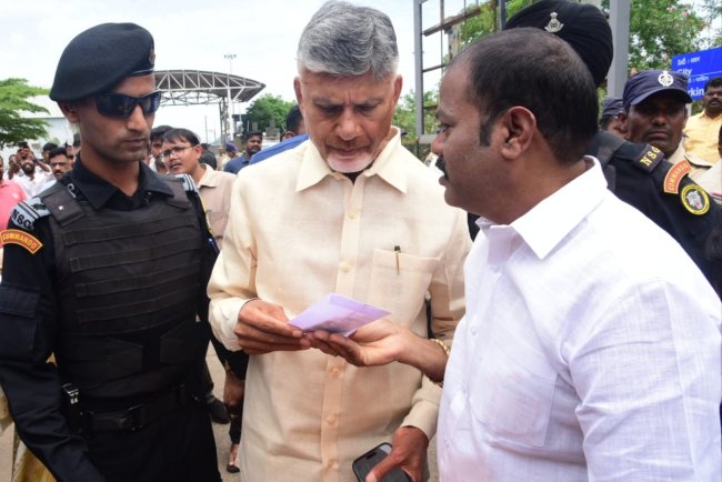 జర్నలిస్టుల పెండింగ్ సమస్యలపై 11 అంశాలు తో వినతి పత్రం