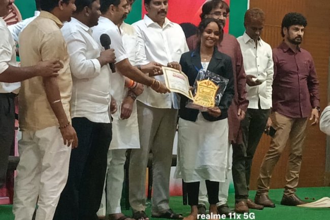 మాక్ పార్లమెంట్ పోటీల్లో చెన్నా ప్రణాళికకు ది బెస్ట్ స్పీకర్  అవార్డు