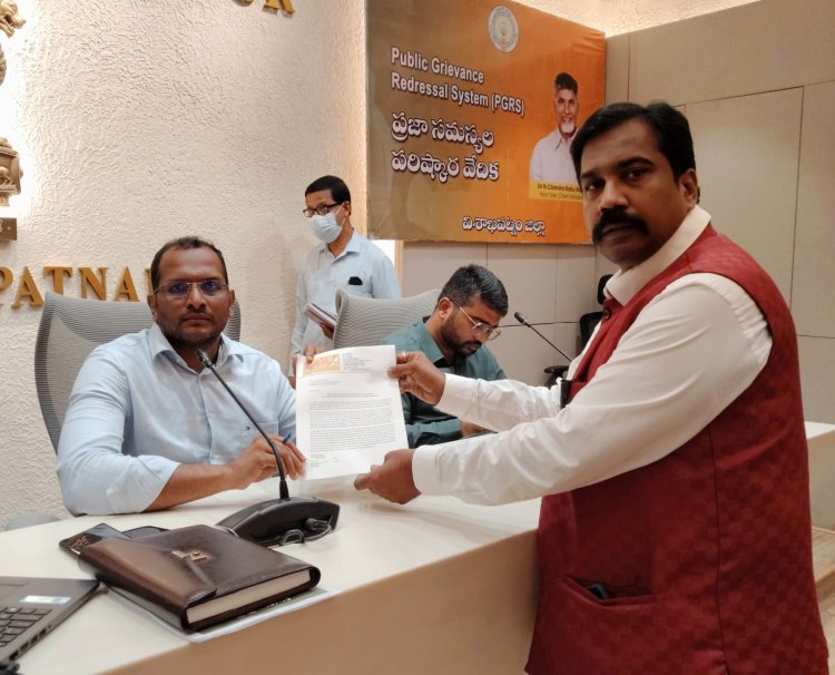 21న ప్రధాన మంత్రి విశాఖపట్నం వస్తే పోలీసులు భద్రత కల్పించగలరా?  సామాన్యులకు భద్రత ఇవ్వలేని పోలీస్ డిపార్ట్మెంట్  కలెక్టర్ దృష్టికి జాతీయ మానవ హక్కుల కమిషన్ కేసు  నిందితుల పై కేసు నమోదు చేసి చర్యలు తీసుకోవాలని కలెక్టర్ కు వినతి పత్రం  విశాఖ ను బీహార్ లాగా తయారు చేశారు...   గాజువాక ఒక మాఫియాలో తయారయింది...  మనుషుల్ని చంపేసినా పట్టించుకోని పోలీసుల         ----