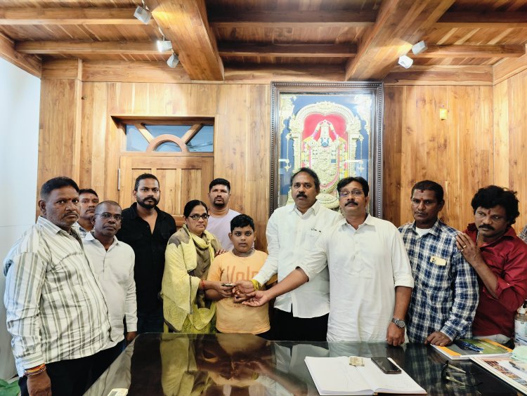 *ముస్లిం బాలుడి ఫీజుకోసం వాసుపల్లి రూ. 5000 సాయం*   * *వైఎస్ఆర్సిపి ప్రభుత్వంలో 1,70,467 మందికి అJమ్మవడి వచ్చింది*.   *  *తల్లికి వందనం లక్షకు పైగా అనర్హులు చేశారు*!   * *మాజీ ఎమ్మెల్యే వాసుపల్లి గణేష్ కుమార్*