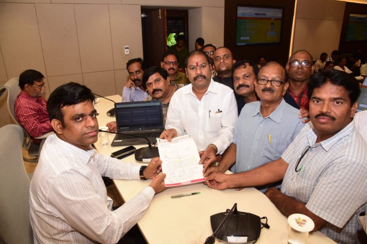 జర్నలిస్టుల పిల్లలకు ఫీజు రాయితీ కల్పించండి ఉచితంగా వైద్య పరీక్షలు చేయించండి డీఆర్‌వో భవానీ శంకర్‌కు జర్నలిస్టుల వినతి