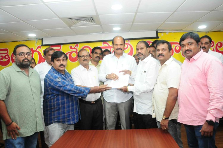 *సమాచార శాఖ మంత్రి దృష్టికి జర్నలిస్టుల  సమస్యలు**  *సానుకూలంగా స్పందించిన మంత్రి పార్ధ సారధి*  *త్వరలో ప్రమాద భీమా పునరుద్దరణ*   *ఇళ్ల కేటాయింపుల పై ముఖ్య మంత్రి సానుకూలత