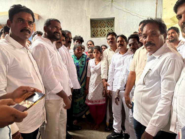 సముద్రంలో గల్లంతైన మత్స్యకారుడి కుటుంబానికి మత్స్యకార సంక్షేమ సంఘాల సమాఖ్య మద్దతు