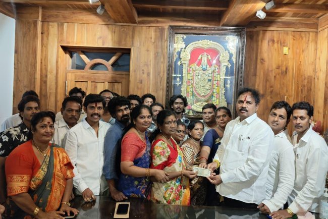 అన్నదానానికి వాసుపల్లి రూ.5000 విరాళం