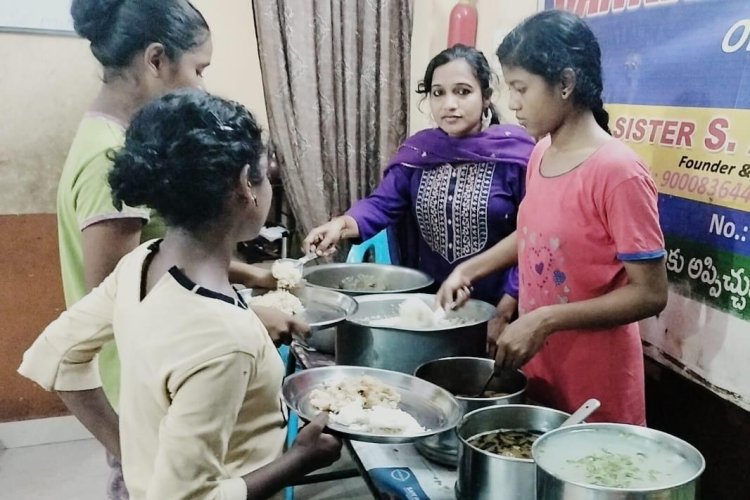 సేవే ధ్యేయం... జర్నలిస్టు శ్రీలత స్ఫూర్తిదీపం