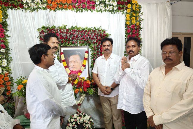 కురసాల సత్యనారాయణకు నివాళులర్పించిన వాసుపల్లి