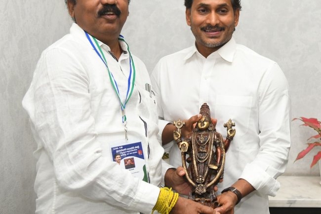 మాజీ సీఎం జగన్ ను కలిసిన వాసుపల్లి గణేష్ కుమార్  వైసీపీ తో ఐదేళ్ళ సుదీర్ఘ ప్రయాణం  పంచలోహాల శ్రీవారి విగ్రహం సమర్పించిన మాజీ ఎమ్మెల్యే వాసుపల్లి