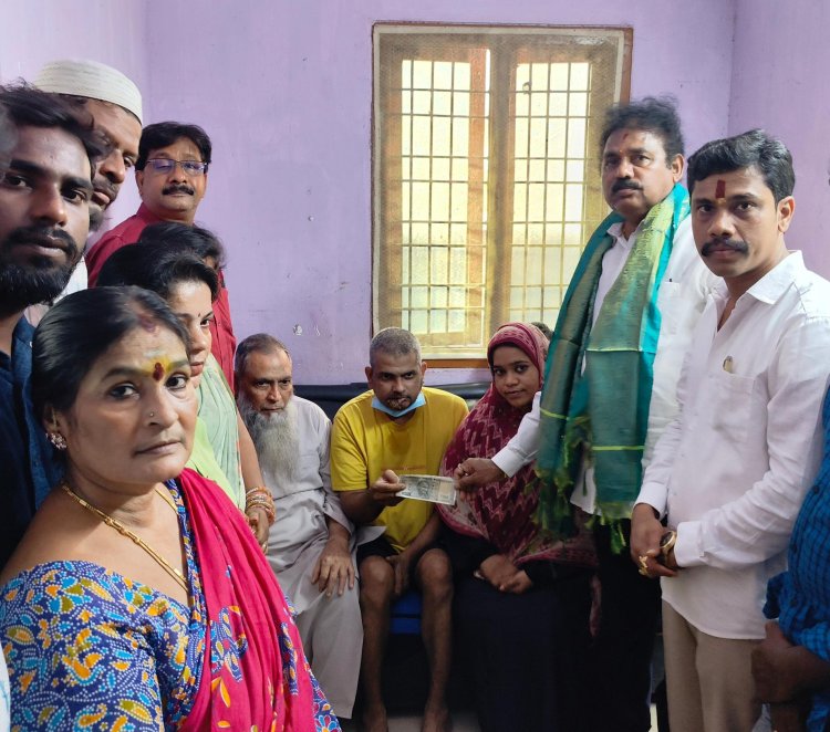 *39వార్డులో క్యాన్సర్ పేషెంట్ కి వాసుపల్లి రూ.5000 సాయం*