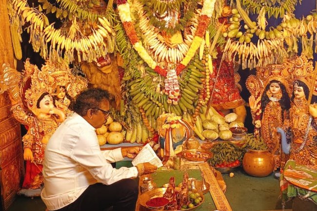 వాసుపల్లి ఆధ్వర్యంలో విజయదశమి వేడుకలు   104లో అంబరాన్నంటిన దసరా సంబరాలు...  సిబ్బందికి దసరా కానుకలు అందజేసిన మాజీ ఎమ్మెల్యే..