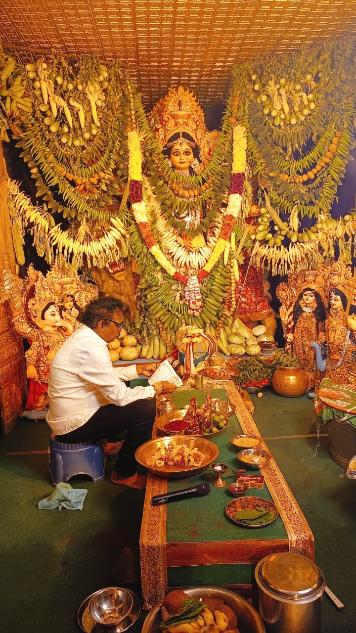 వాసుపల్లి ఆధ్వర్యంలో విజయదశమి వేడుకలు   104లో అంబరాన్నంటిన దసరా సంబరాలు...  సిబ్బందికి దసరా కానుకలు అందజేసిన మాజీ ఎమ్మెల్యే..
