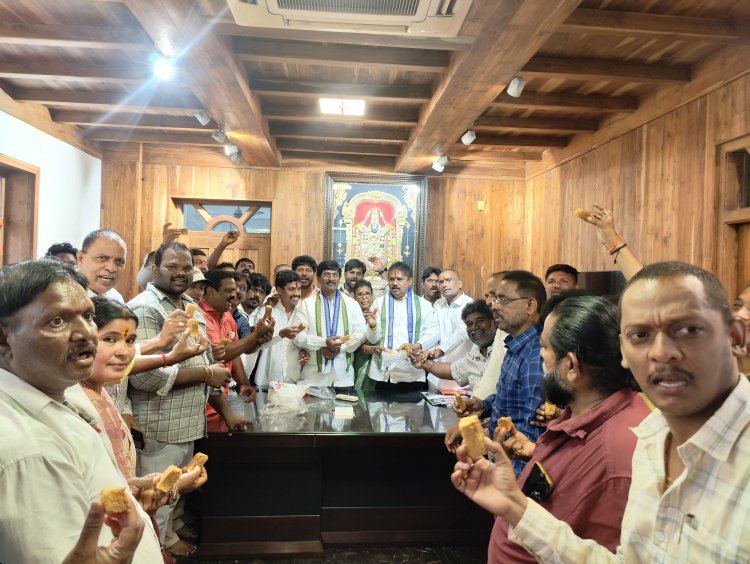 జగన్ అడుగువేస్తే! అదే జనం.. అదే ఆప్యాయత  * కూటమి నేతల గుండెల్లో రైళ్లు పరిగెత్తిన మాజీ సీఎం పర్యటన..  * తరలి వెళ్లిన దక్షిణ వైసీపీ శ్రేణులు  * కేజీహెచ్ లో జన సునామి   విశాఖ జగనన్న పర్యటన సక్సెస్ మీట్ లో వాసుపల్లి